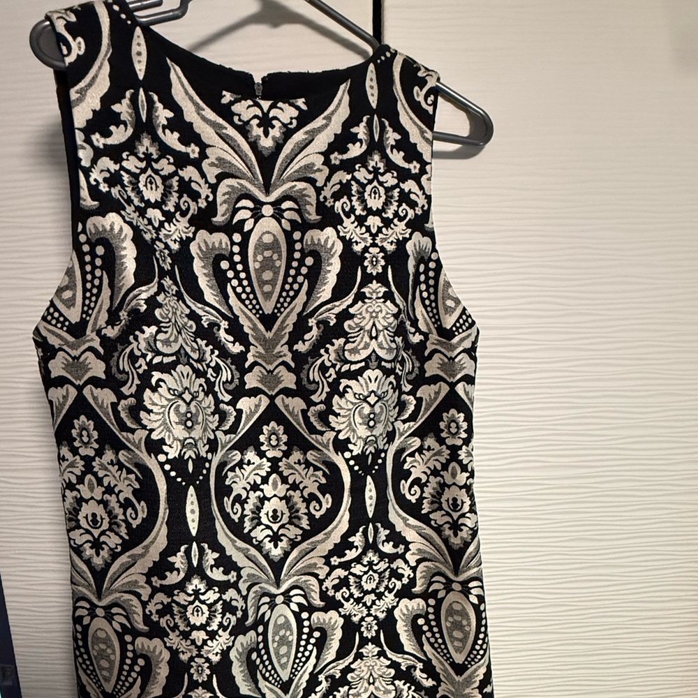 Alice and Olivia Black and White Damask Jacquard A Line Sleeveless Shift Dress.